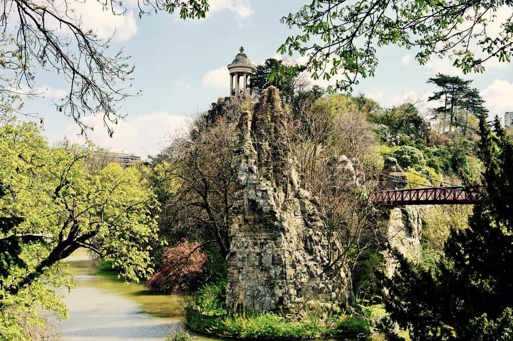 Buttes Chaumont-Temple and Footbridge.jpg