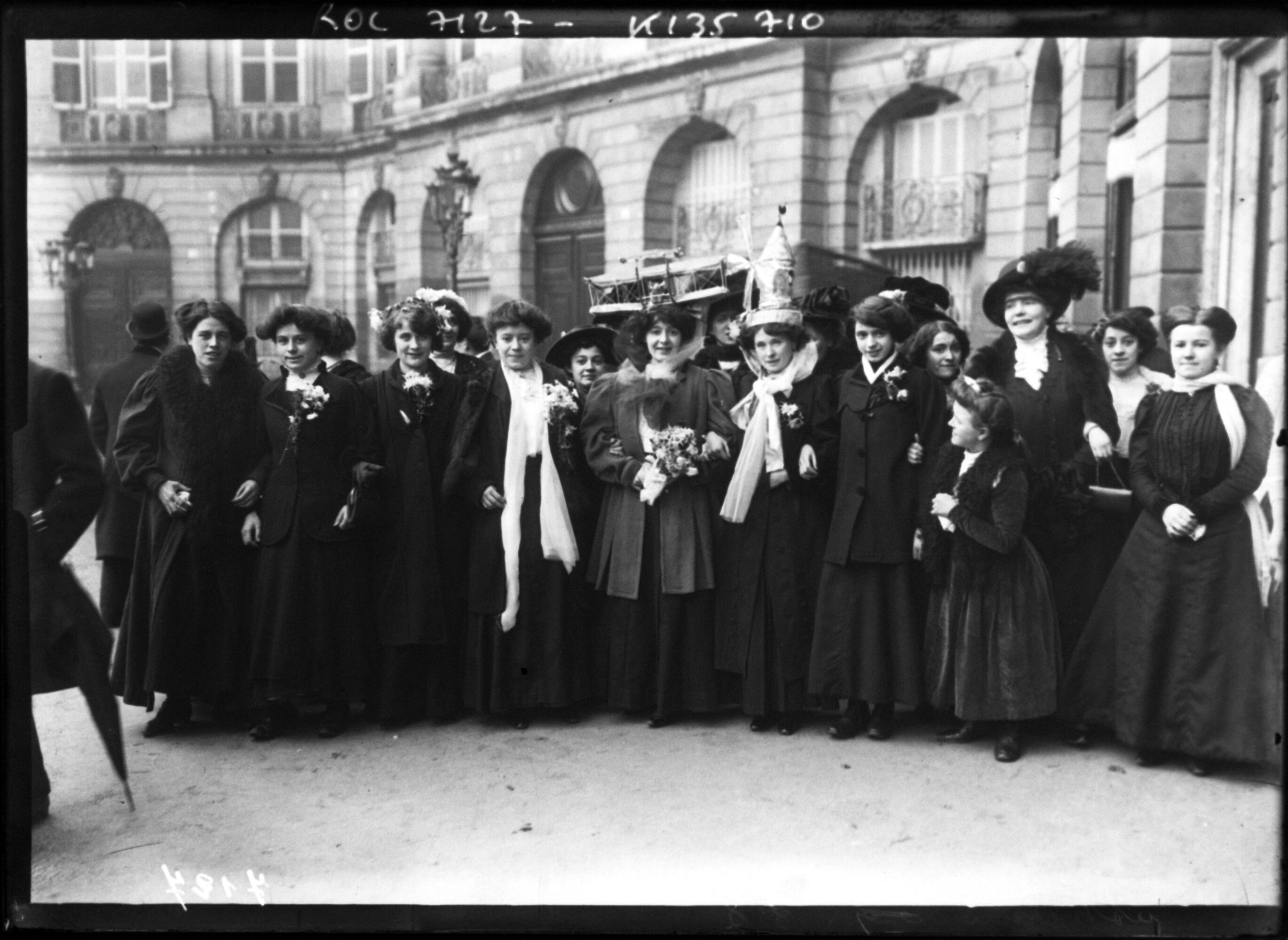 A photo depicting the celebration of Saint Catherine’s Day in 1908, where unmarried women, 25 years old, wear extravagant hats and pray to Saint Catherine for a husband.<br />
